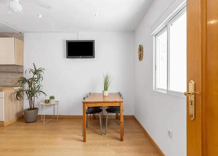 Sunny Retreat Near Market *